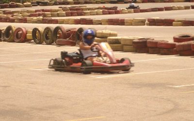 Karting, piste, pneus, personne, casque, vitesse